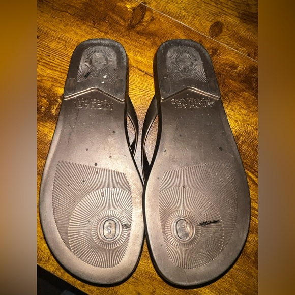 Michael Kors Brown Flip Flops Size 6 - Picture 5 of 5